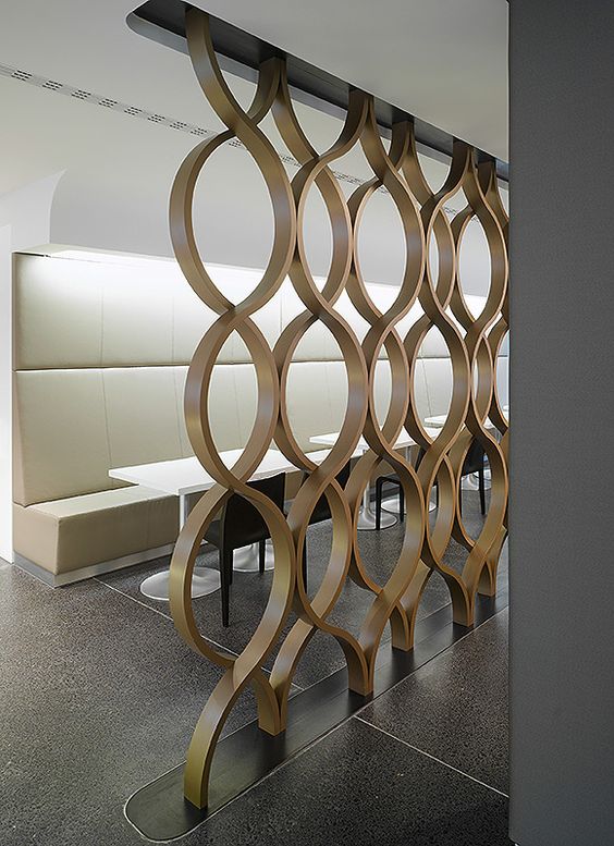 »WGV Cafeteria« — Ippolito Fleitz Group movimiento madera curva panel divisor