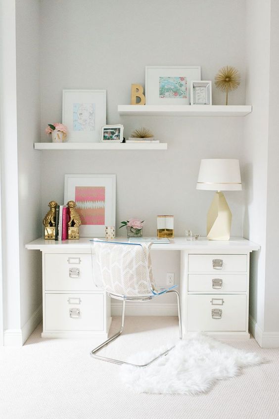 White, gold & pink office space || Beth Aschenbach's Palm Beach Home Tour #theeverygirl