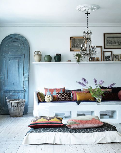 White walls aren't always bad. I want that arched doorway. In my fantasy home, all doors and entryways would be arched :)