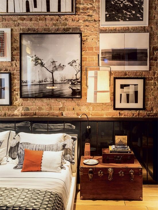 Exposed brick - Low bed - Gallery wall - Trunk as a bedside table