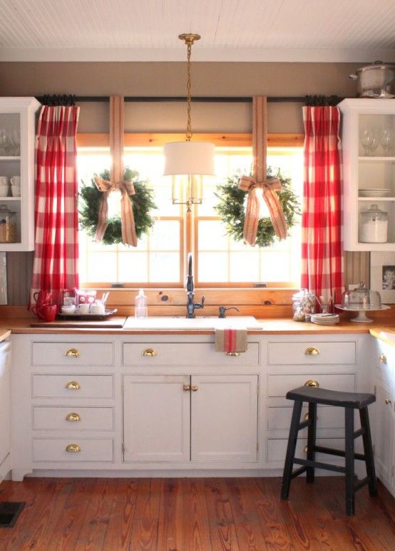 Farmhouse kitchens blend a multitude of distinct styles: cottage, vintage, rustic and tradition too. And if you are going to create one, you’ll need to know the necessities that help to create and design it. Here are some tips that may help you. Fresh flowers. Hardwood floors. that give the beautiful, yet welcoming foundation
