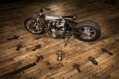 100% handmade! Kawazaki Z1000 #CafeRacer ''The Sword'' by EdTurner Motorcycles - Photos by François Richer. Impresionante #Kawasaki! Chasis rígido, depósito artesanal y un gran motor bien customizado | 