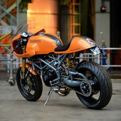900cc Monster with a single sided swingarm from an S2R