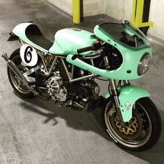 A blog featuring Cafe Racers, Street Trackers, Brats and Bobbers and everything in between.