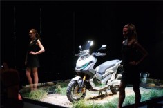 A Honda mostrou ontem no EICMA - Salão de Milão a sua gama de motos para 2016. Aos seis modelos já aguardados juntou-se o novo protótipo City Adventure, que complementou a estreia da nova CRF1000L Africa Twin na Europa.