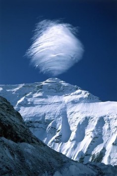 A lenticular cloud above Mount Everest. (Jimmy Chin)