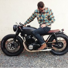 A very simple build on a Honda CB750. Makes the bike look small. I reckon it looks great.