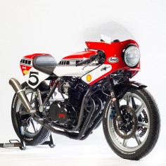 An incredible Yamaha XS850 inspired by vintage racebikes. Who can resist those iconic speed block graphics?