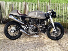 Andy Geeroms' Ducati Sport 1000 cafe racer. Love the color.