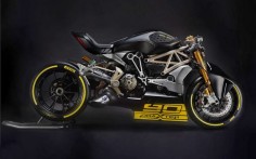 Another custom Ducati unveiled at Verona, the XDiavel based DraXter. Wearing Panigale suspension and brakes and sporting a new, higher powered 1260cc L-twin engine, this beasts ready to tear apart the drag strip. Click the photo for 