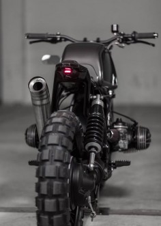 Austrian motorcycle customizers Vagabund Moto present their impressive new BMW R100R. Overall fusing the concepts of a cafe racer and a scrambler, the outcome is a beautiful motorcycle that is both great to look at and great to ride. Looking like a vintage bike, Vagabund managed to create a healthy mix of old and new, …