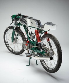 Cafe racer con base ciclomotor.