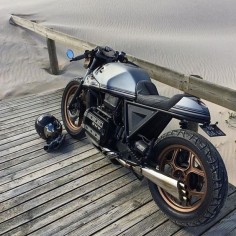 caferacersofinstagram: A day at the beach. Great lines on this BMW K75 by @tonupgarage. Solid build!