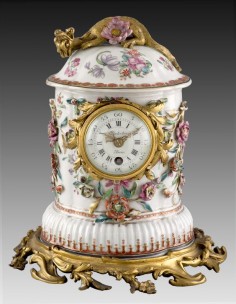 Chinese porcelain clock mounted in gilt bronze in France, 18th century. The porcelain Qianlong (1736-1795).