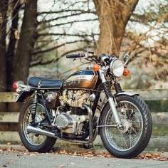Classic Honda motorcycle ~ Love Hondas. Love love love classics. Too cool for 