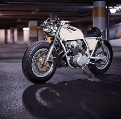 Clean and simple. The 'Fury' Honda CB750 Cafe Racer by @clockworkmotorcycles