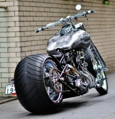 custom Chopper, sorry for the quality of that picture, but i thought u should see this bike :)
