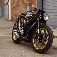 dropmoto: “Holy smokes this thing is clean. Stunning black and gold Honda CB750 cafe racer from Devin over st @cognitomoto. Great work! @Tahjee Wallace #dropmoto #caferacer #