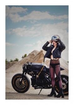 Ducati SS 750 Cafe Racer by IRON Pirate Garage - Photos by Tania Innocenti #motorcyclesgirls #chicasmoteras |