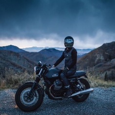 Here's one of the best shots of a Moto Guzzi V7 we've ever seen. it's by Jun Song, one of the three top motorcycle photographers we've just profiled with the help of our friends at @Saint #ridefastridefree
