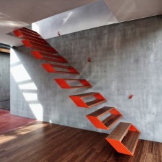 House Cliv / OYO_ Wild staircase: metal painted orange & wood.
