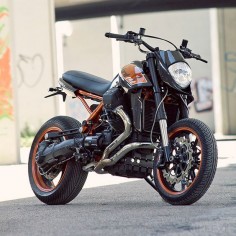 I LOVE THIS BIKE!! Chuffin amazin - it looks like something straight out of the Guzzi factory. Genius I tell you.