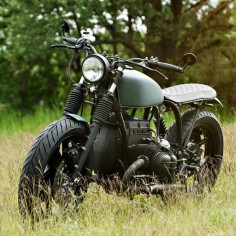 Immaculate style from one of Germany's top custom bike builders, Urban Motor of Berlin. The brief from the client was for a "city-cruising-bobber-brat-style-Beemer" and this beauty is what they delivered.