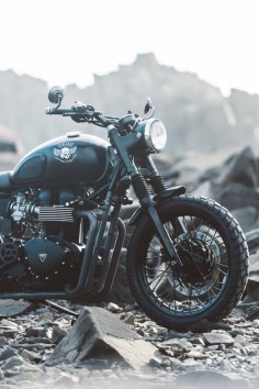 Introducing "The Onyx”- the latest build to come out of the House Of Simple Pleasures workshop. A customised Triumph Scrambler built to make you look twice.