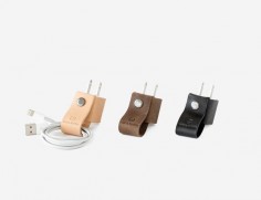 Made with vegetable tanned and dowry leather, the Lupito Charger and Cable Organizer wraps seamlessly around the standard Apple charger.