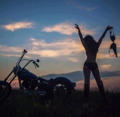 Motorcycle Women Seeking Riding Partners : Photo