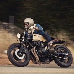 Mr. Young feeling the turns. This 1980 cb750 #meanmistermustard is actually available if anyone is interested. Email us through the website if   photo @tomlaveuf