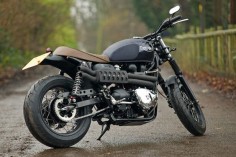 no rear frame loop on this custom Triumph Bonneville T100 built by the English workshop Spirit Of The 70s.