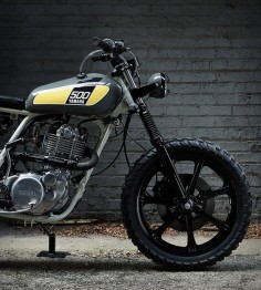 Our latest custom motorbike crush is one of our favorite builds up to date, a 1978 Yamaha SR500 converted into a masterpiece by Chicago-based Powder Monkees. The bike was built in collaboration with Federal Moto, it was stripped to its essentials, fi