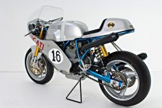 Perhaps the most famous racing Ducati of all time is the 750 that took Englishman Paul Smart to victory in the 1972 Imola 200 race. And with a machine as iconic as that, you’re going to get people wanting to copy it. One such man is German Hajo Barth, and to make life easier, the starting point was his SportClassic Paul Smart 1000. Ducati already did a pretty good job in emulating the original Paul Smart bike, but Barth wanted something even closer—not only in looks, but also performance. So he