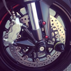 Protector rueda delantera Rizoma en Ducati Monster 796