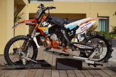 Robbie Maddison's KTM 250 SX dirt bike tyres were modified with rubber skis, and the back wheel acted as a propeller