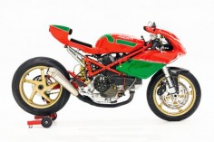 The Ducati 900SS 'Evoluzione': a thoroughly modern cafe racer with a hint of retro style.