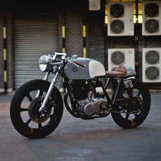 The English workshop Auto Fabrica takes the 'clean' look to a whole new level with this amazing Yamaha SR500 custom.