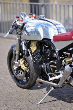 The Super Cafe Racer is a Norton featherbed cradling a 1000cc Aprilia RSV motor. Nice tank baby.