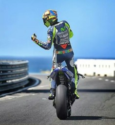 Thumbs up! Valentino Rossi WINS at phillip island 2014!