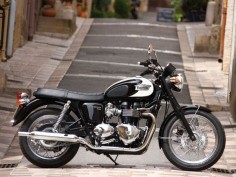 Triumph Bonneville T100 - Classic Sixties style wouldn’t be complete without spoked wheels or peashooter exhausts that hark back to the very first Bonnevilles of 1959.