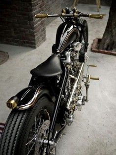 twelve1seven:  doyoulikevintage:  Harley-Davidson Knucklehead custom bobber  Beautiful work. Anyone know who built this?