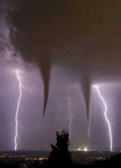 Twin Tornadoes, Oklahoma (wow! Amazing photography! )