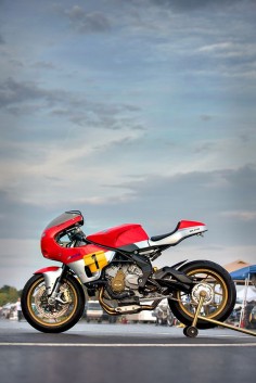 Walt Siegl, I’d wager, is the world’s best custom Ducati builder. But it turns out that the machines from Bologna are not his only love. Walt has finally built a machine based around the superb MV triple—specifically, the Brutale 800. It’s called ‘Bol d’Or’, and it’s got a distinct endurance racer vibe.