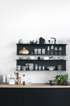 A striking black, white and wood kitchen in a Finnish home in a converted factory / Projekti Verkaranta - Jutta K.
