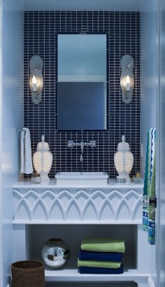 baños originales/ baño azul/ Cerámica baño: Espectacular #diseñobaño en tonos #azules y original decorado de formas estilo Arabe. #sanitariosbaño #ceramicabaño .Bathroom vanity design in blue shades