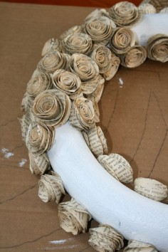 Betty Susanne : How To Make A Wreath With Paper Book Pages