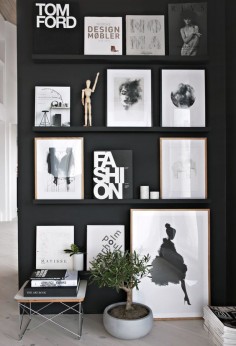 Black gallery wall styled to perfection by Stylizimo. Check out our 13 simple tips to achieve a Scandinavian interior style, including loads of photos for inspiration >>>