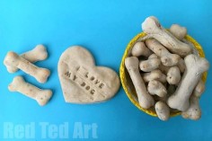 DIY Dog Treats Recipe - this Dog Biscuit Recipe is super easy and fun to make. Great gifts for your pet dogs at Christmas or on their birthday!