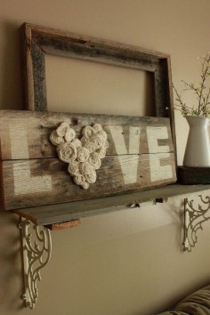 DIY Fence Wood LOVE Sign. This “LOVE” wood sign with a flower heart is totally in the vintage and rustic style and really an addition to your farmhouse decor!